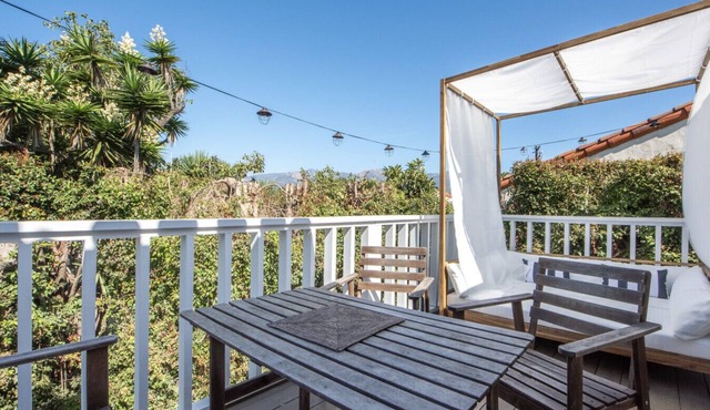 Enjoy indoor-outdoor living, a full kitchen and walk to beach and state st.