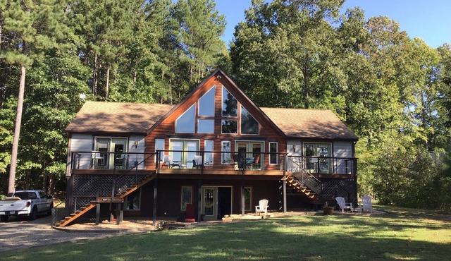 Enjoy lake life FREE kayak and canoes. Relax at this family friendly lake house.
