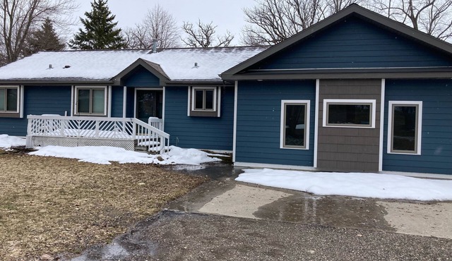 Enjoy lake life on beautiful Lake Lizzie!