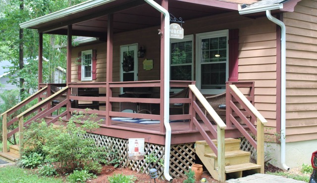 Enjoy lazy lake days in this cozy cottage at Lake Anna