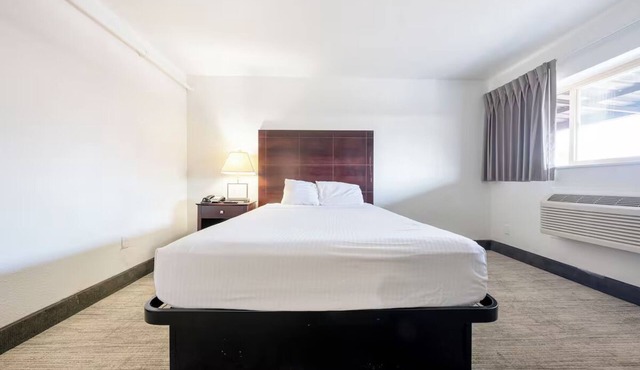 Enjoy Local Dining at Homely Studio in Vibrant Portland Area