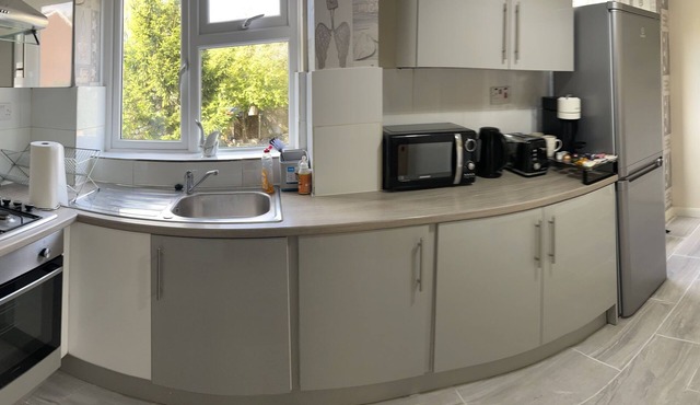 Enjoy Lovely 4 bed Apartment With Garden