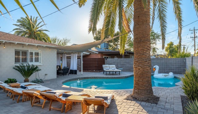Enjoy modern living w/the comforts of home! Close to all dining/shops/nightlife!
