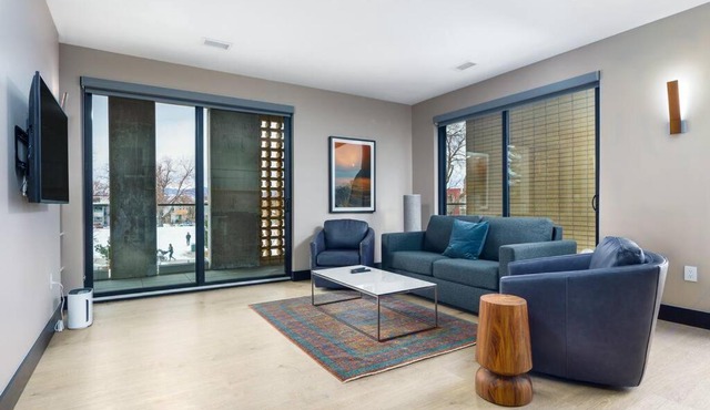 Enjoy Mtn Views From Our Sprawling Flat W Balcony
