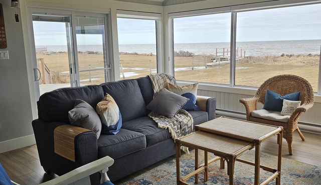 Enjoy our Belvédère (Beautiful View) beach house with beachfront lookout!