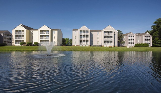 Enjoy our Colonial Style Resort in Williamsburg with Free parking, pool access, mini golf and tennis