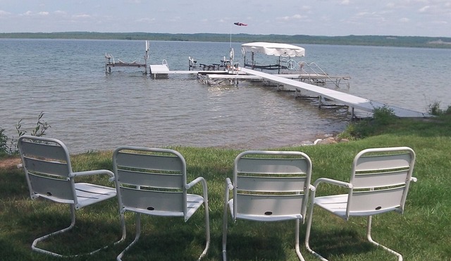 Enjoy our Skegemog Lakefront Cottage/w dock & Boat Hoist on Elk-Torch Chain