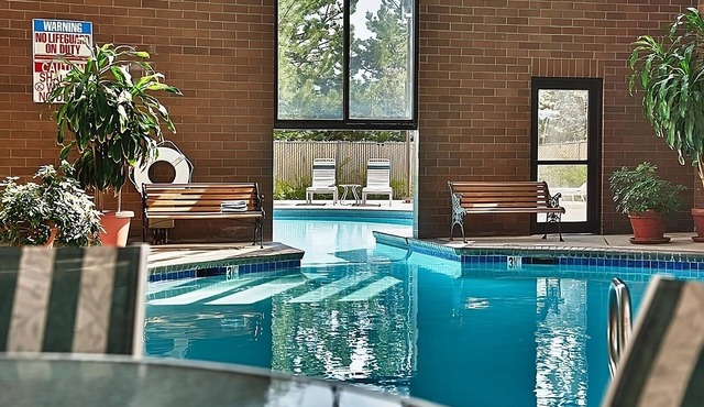 Enjoy Panoramic Wenatchee Valley Views! Convenient Room, Pool, Free Parking!