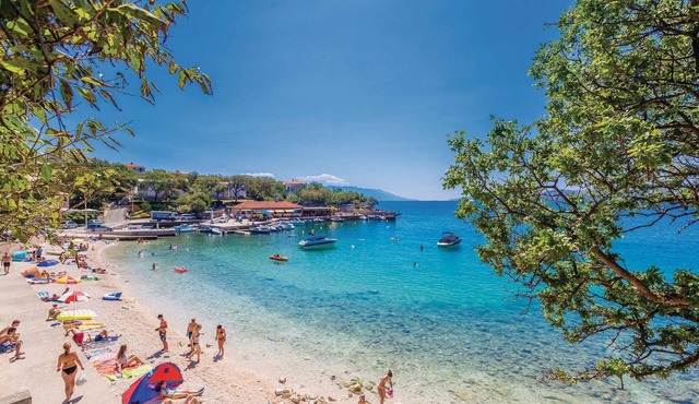 Enjoy peace and relaxation in this traditional and pleasant holiday home with a wonderful view.