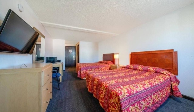 Enjoy Peaceful Comfort Near South Waterfront City Park – Only 6 Miles Out