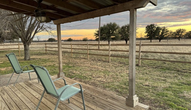 Enjoy quiet country skies. Modern guest house in Crawford 20 mins to Waco.