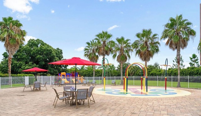 Enjoy Relaxation Near Disney | Family Room w/2 Queens | Free Breakfast
