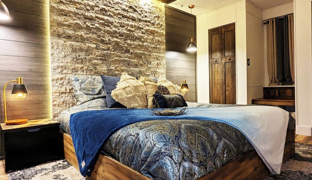 Enjoy relaxing comfort in this uniquely designed home - 5min from Frontier Park