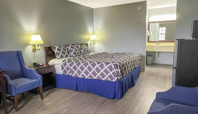 Enjoy Relaxing Nights with King Bed and Microwave and Fridge Near Attractions
