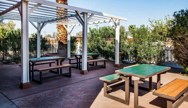 Enjoy Ridgecrest’s Attractions with Budget Comfort in a Room with 2 Queen Beds