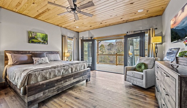 Enjoy RUSTIC ELEGANCE at this TOP RATED Cabin ♥Stunning Views, Hot Tub, Fire Pit