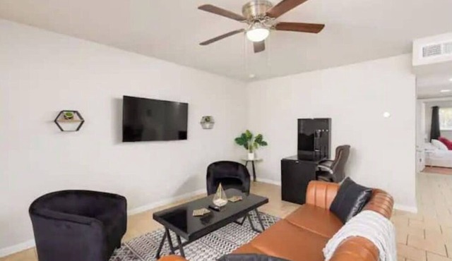 Enjoy San Antonion this excellent central location