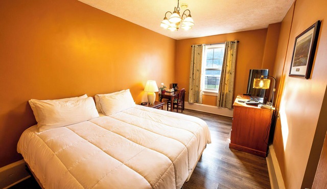 Enjoy Scenic River Views from a Quaint Haven Near the Pocono Mountains