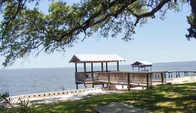 Enjoy serenity and sunsets on Mobile Bay. Dog friendly/fenced yard.