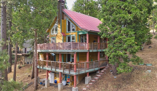 Enjoy snow with family.Parking pass for Dodge is a great feature of this cabin!