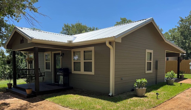 Enjoy some R&R at this cozy cabin! Conveniently Located between Austin&Bastrop!