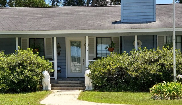 Enjoy Southern Hospitality in Kingland Georgia, Bring Pets, Plenty Parking