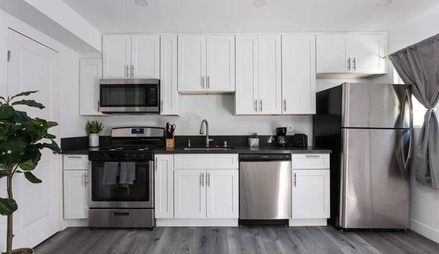 Enjoy Stylish 3BR Apt, Sleeps 6 with Free Parking