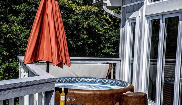 Enjoy Summer at Modern, Relaxing Family Cottage with water access to Lac Heney