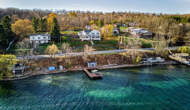 Enjoy swimming/boating in the lake, Fall Foliage, Wine trail, Skiing and Hiking