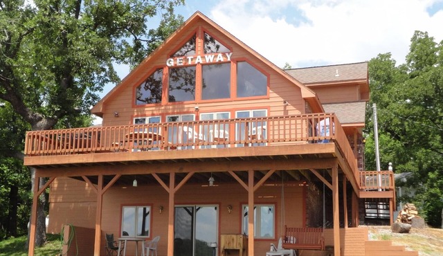 Enjoy Table Rock Lake staying at this Beautiful 5 Bedroom Home! Great location!