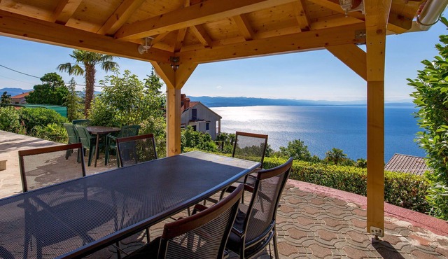 Enjoy the beautiful panoramic view of the sea and the Kvarner Bay in this vacation house in steep mo
