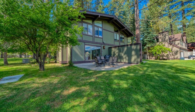 Enjoy the beauty of Graeagle Meadows Golf Course and from this charming mountain retreat!