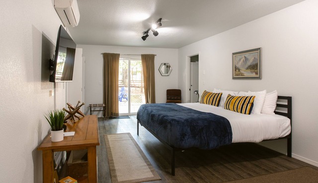 Enjoy the beauty of Southern Oregon with a stay in our cozy and spacious vacation rental!