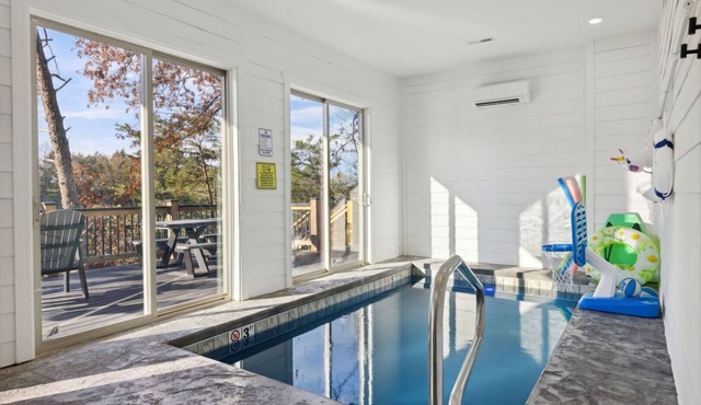 Enjoy the "Calm On The Water" in a Relaxing Luxurious Pool Cabin on the Lake!