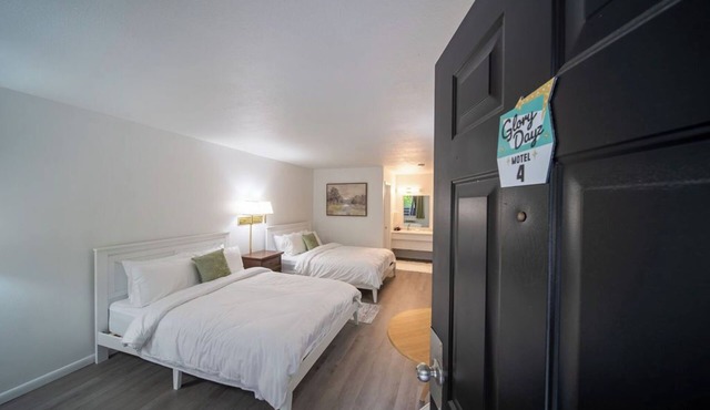 Enjoy the charm of Queen Suite Number 4 at GloryDayz!