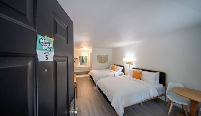 Enjoy the charm of Queen Suite Number 5 at GloryDayz!