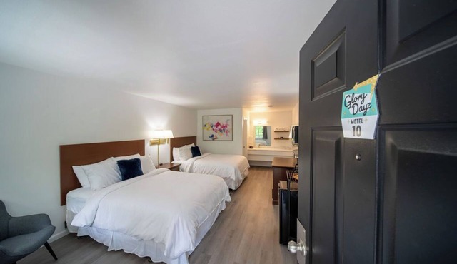 Enjoy the charm of Queen Suite Number 10 at GloryDayz!
