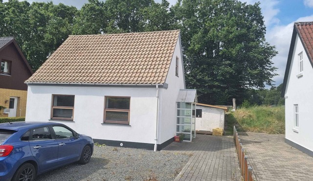 Enjoy the charming townhouse close to the beach