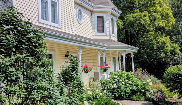Enjoy the construction holidays near St-Sauveur, close to amenities and major routes! 3-bedroom chalet with an inground pool available only from July 28th to August 3rd, 2026.