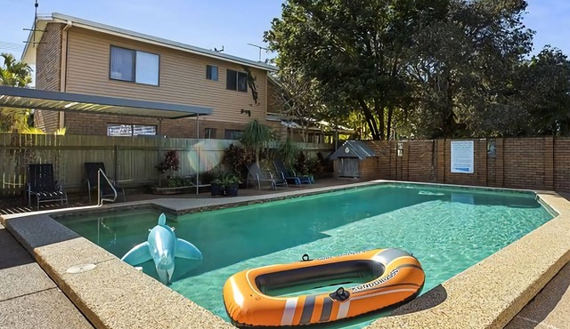 Enjoy the convenience of this two bedroom ground floor apartment close to the beach.