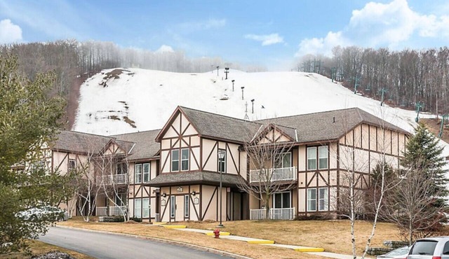 Enjoy the family for ski adventures in 2BD condo with resort amenities