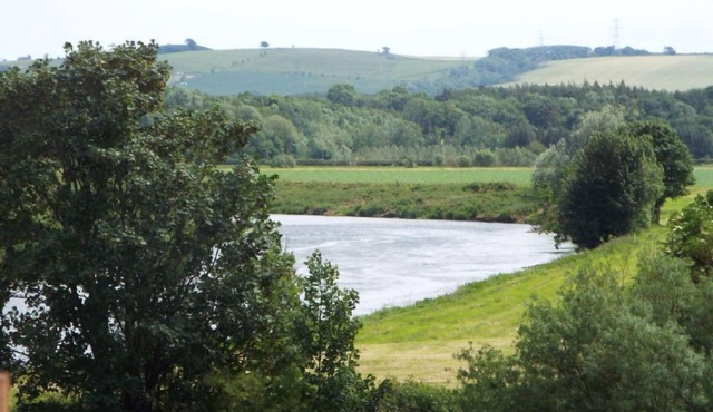 Enjoy the fantastic river views from Rosybank Cottage, with in 2 bedrooms each with with smart ensui