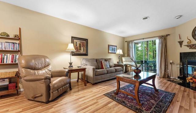 Enjoy the Indoors and Outdoors in this Adorable Condo! This Oasis Allows Pets