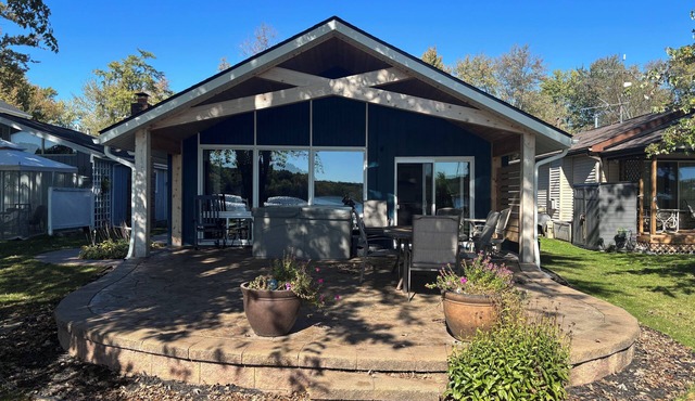 Enjoy the lake life, beautiful beach, great for fishing, swimming and boating!