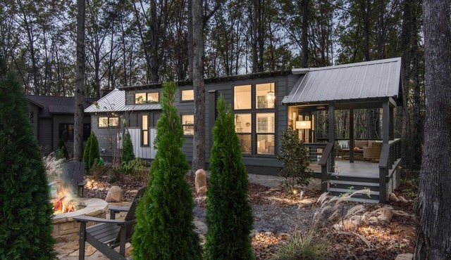 Enjoy the lake & mountain retreat at The Water & Woods Tiny Home