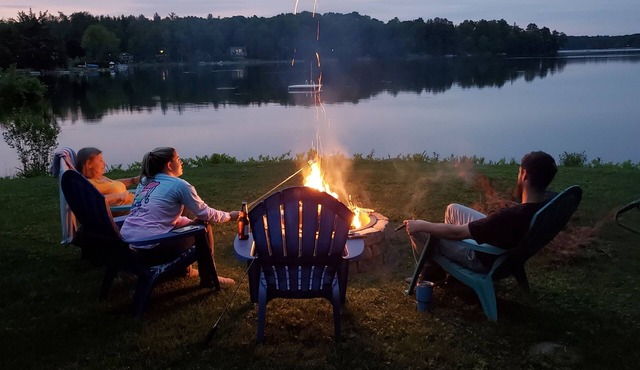 Enjoy the Leisurely Camp Life - Galway Lake Spacious Waterfront Home