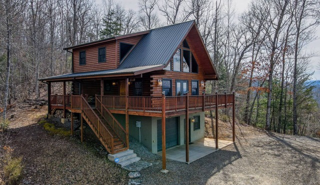 Enjoy the mountain view @ Panoramic Point a modern cabin w/Hot Tub+Wifi+Gameroom