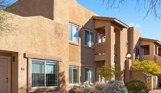 Enjoy the Oro Valley in this 1BD condo with resort amenities