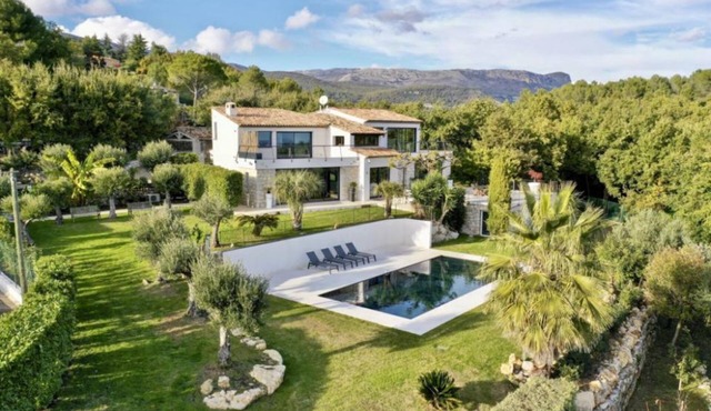 Enjoy the Riviera from a luxury villa with sea view, pool and relaxing gardens