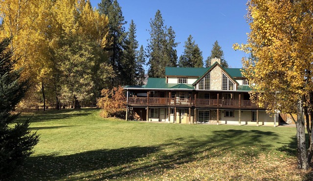 Enjoy the rustic elegance of our beautiful 4 seasons lodge.